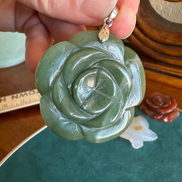 Set of 3 pendants.  Carnelian Rose.  Agate Butterfly. Green Aventurine Flower - Picture 7 of 10